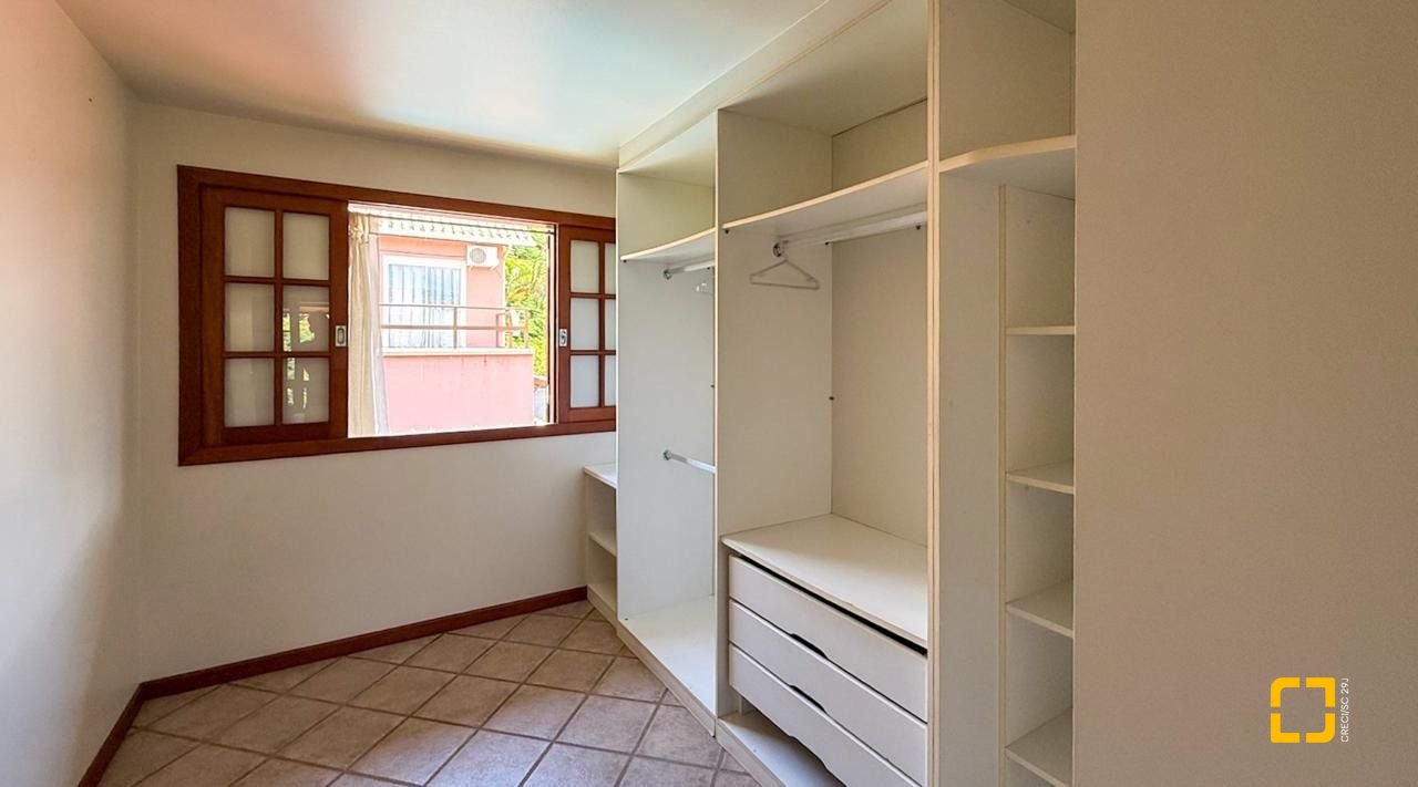 Casa com 271m², 5 quartos (sendo 1 suíte), 3 garagens, no bairro Campeche em Florianópolis