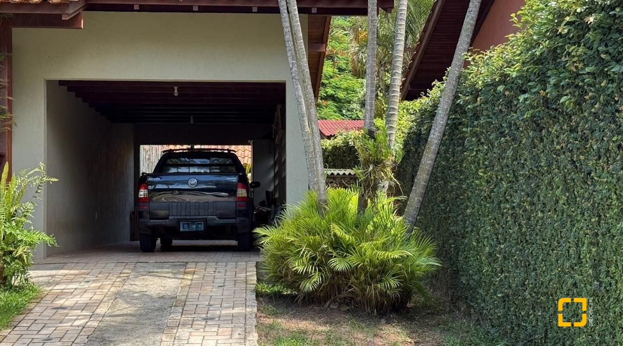 Casa com 271m², 5 quartos (sendo 1 suíte), 3 garagens, no bairro Campeche em Florianópolis