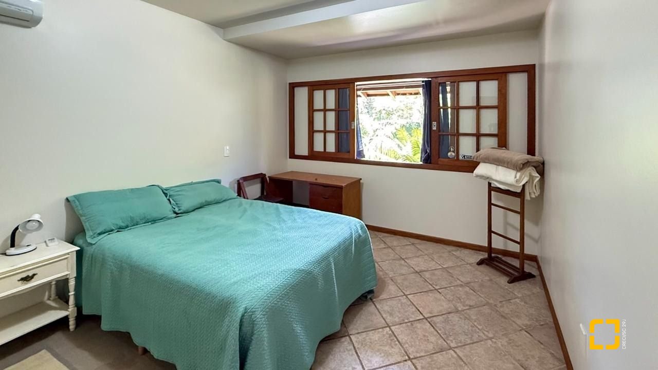 Casa com 271m², 5 quartos (sendo 1 suíte), 3 garagens, no bairro Campeche em Florianópolis