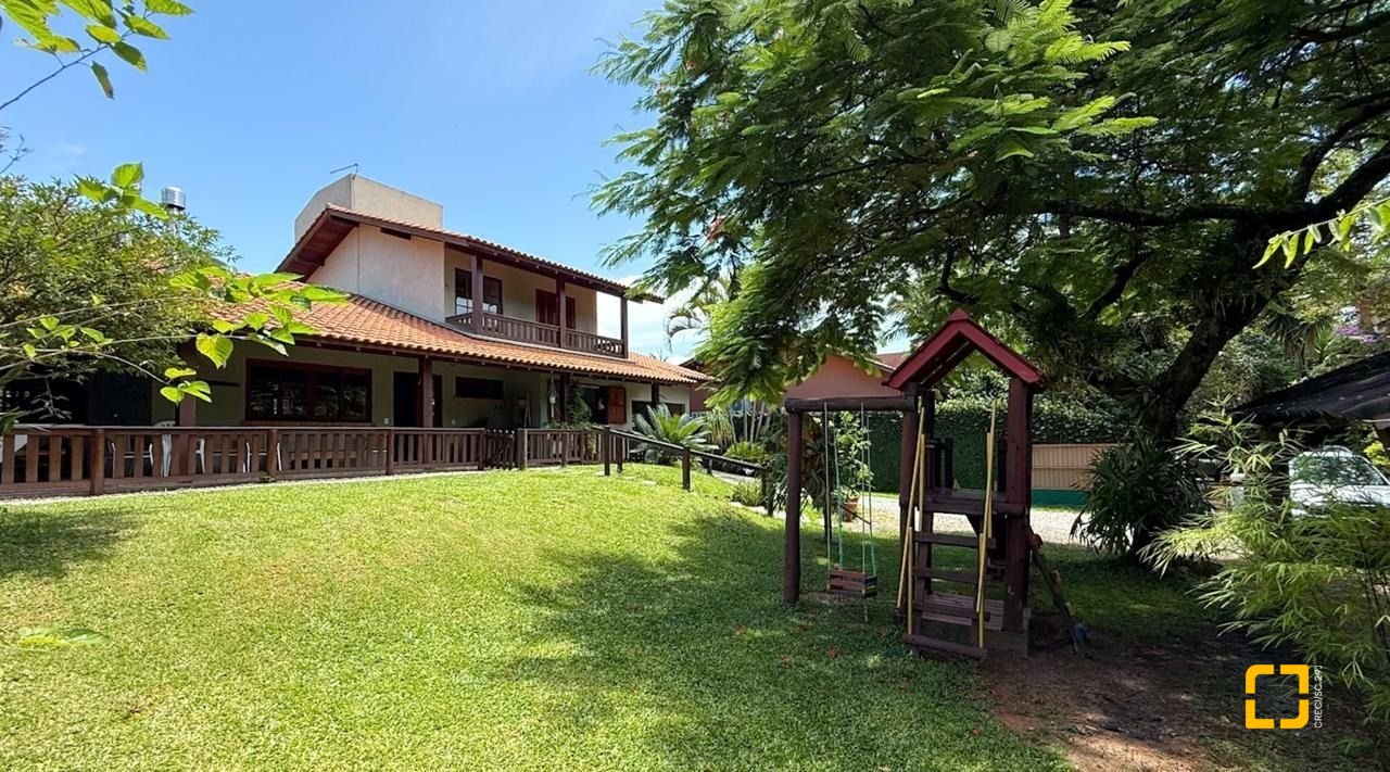Casa com 271m², 5 quartos (sendo 1 suíte), 3 garagens, no bairro Campeche em Florianópolis