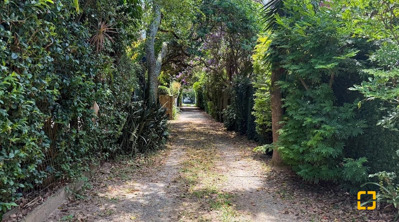 Casa com 271m², 5 quartos (sendo 1 suíte), 3 garagens, no bairro Campeche em Florianópolis