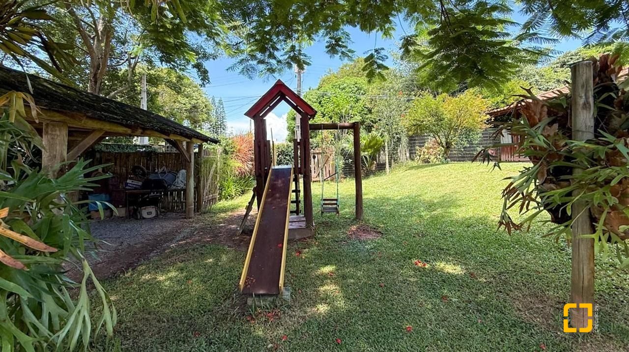 Casa com 271m², 5 quartos (sendo 1 suíte), 3 garagens, no bairro Campeche em Florianópolis