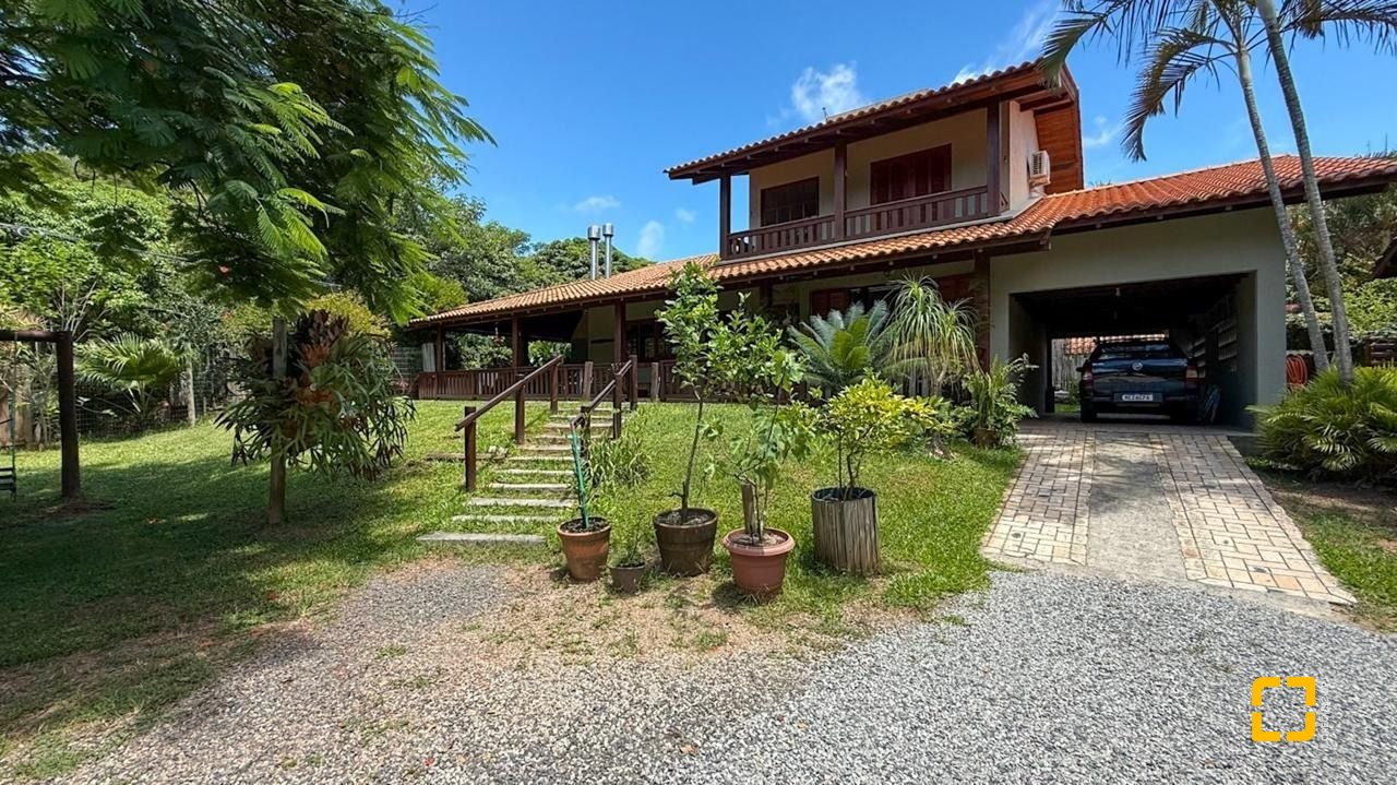 Casa com 271m², 5 quartos (sendo 1 suíte), 3 garagens, no bairro Campeche em Florianópolis