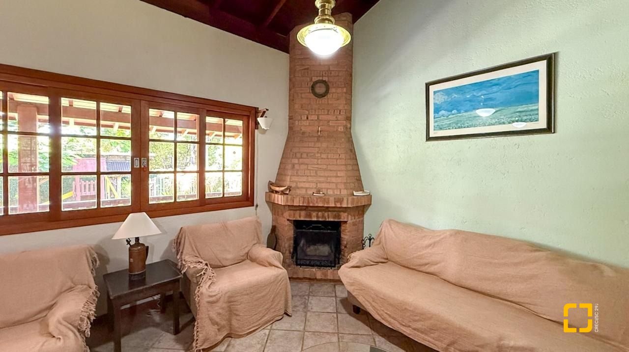 Casa com 271m², 5 quartos (sendo 1 suíte), 3 garagens, no bairro Campeche em Florianópolis
