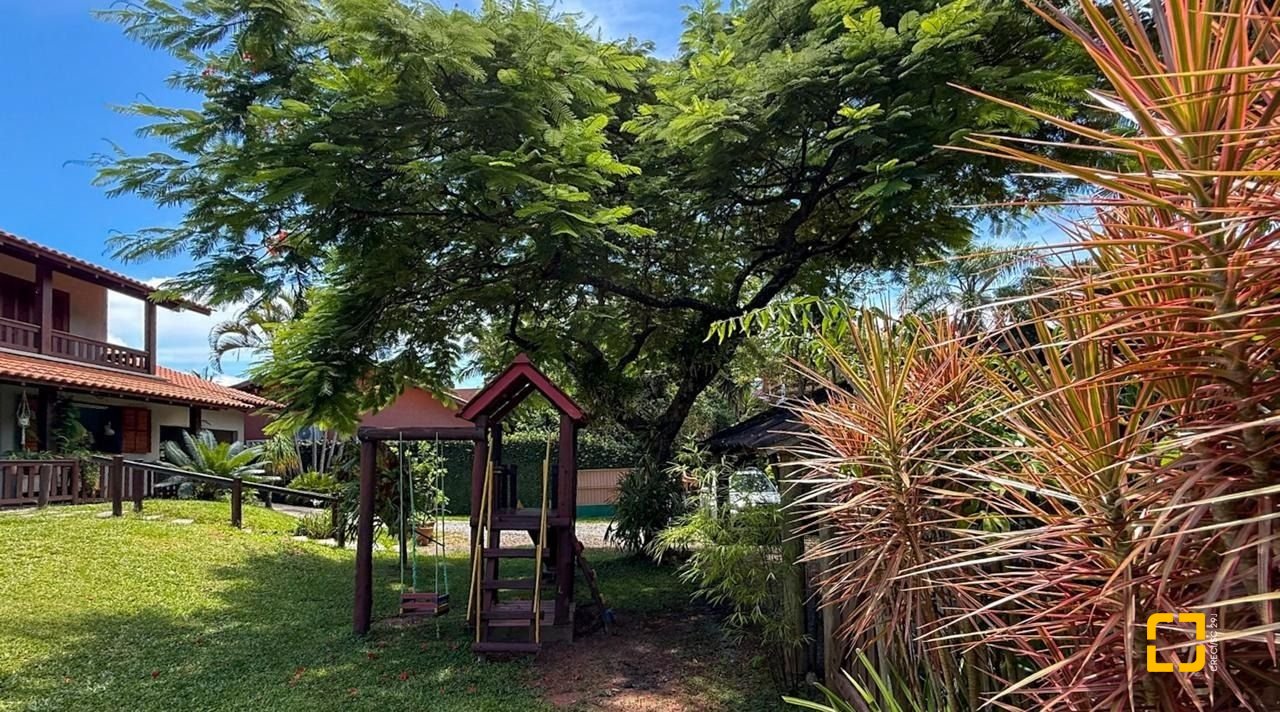 Casa com 271m², 5 quartos (sendo 1 suíte), 3 garagens, no bairro Campeche em Florianópolis