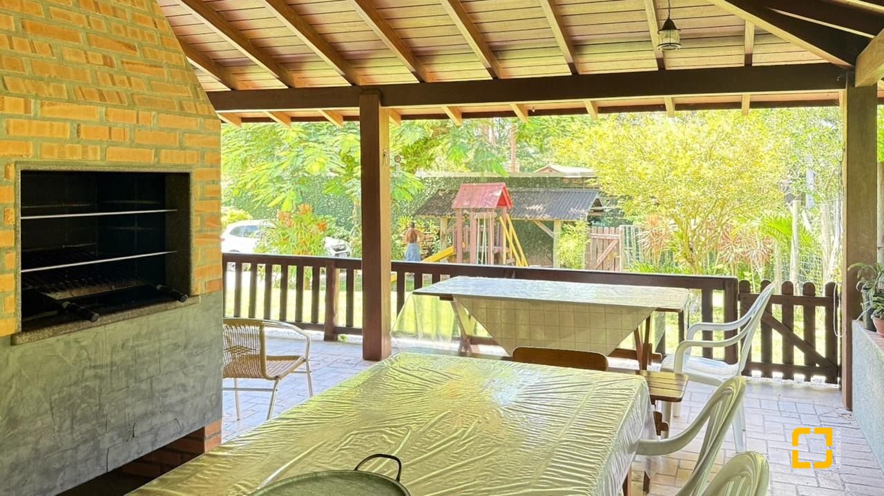 Casa com 271m², 5 quartos (sendo 1 suíte), 3 garagens, no bairro Campeche em Florianópolis