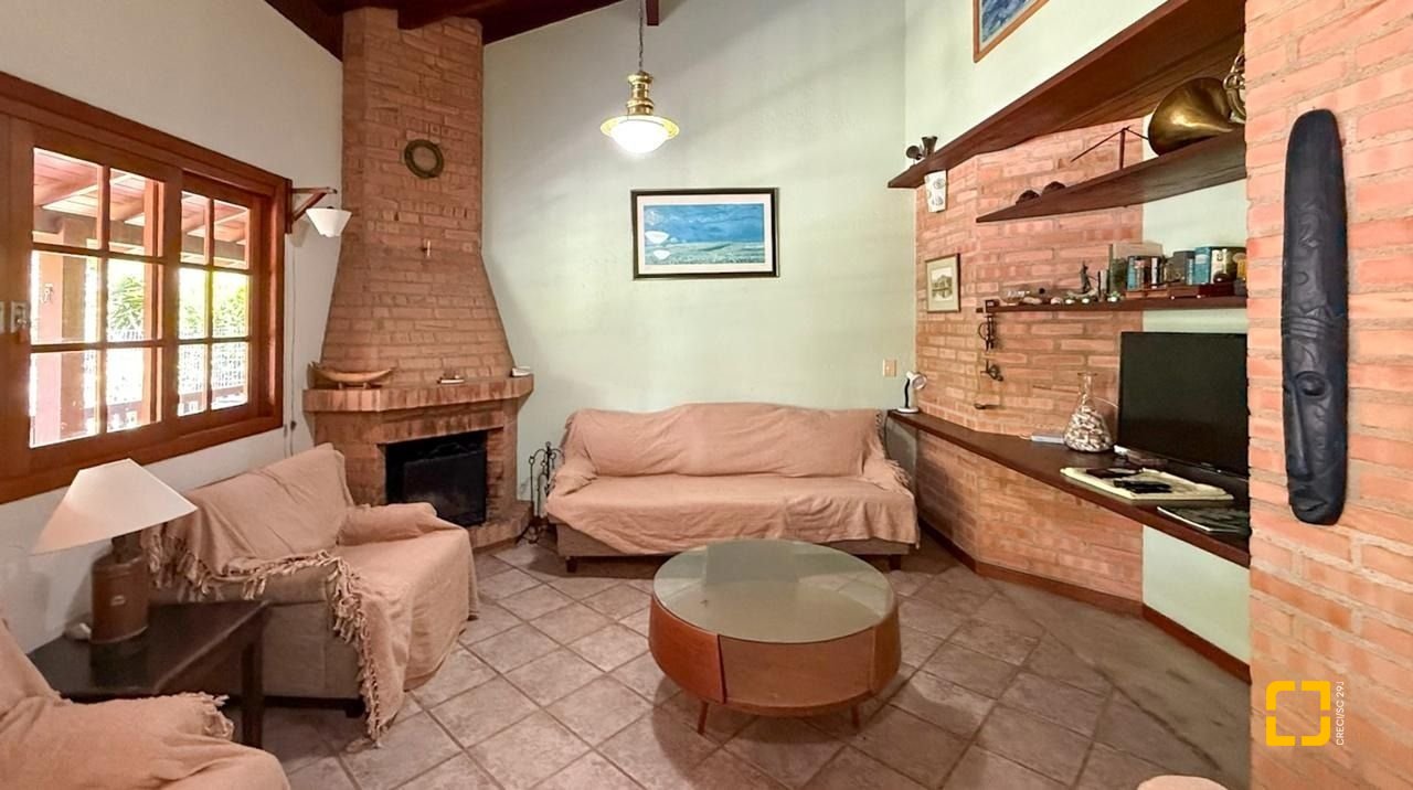 Casa com 271m², 5 quartos (sendo 1 suíte), 3 garagens, no bairro Campeche em Florianópolis