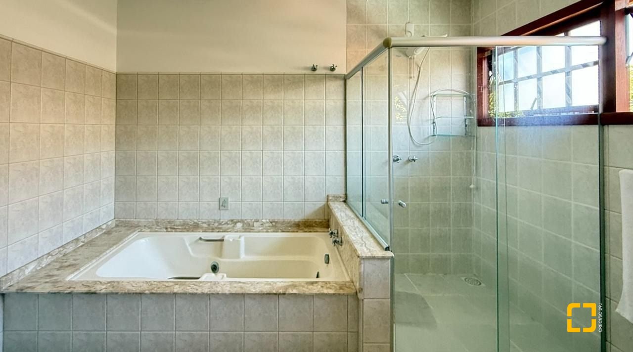 Casa com 271m², 5 quartos (sendo 1 suíte), 3 garagens, no bairro Campeche em Florianópolis