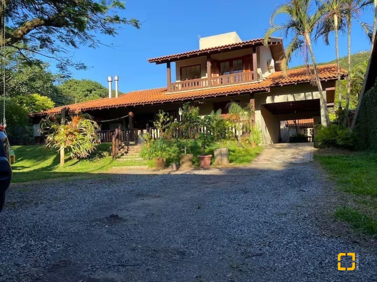 Casa com 271m², 5 quartos (sendo 1 suíte), 3 garagens, no bairro Campeche em Florianópolis