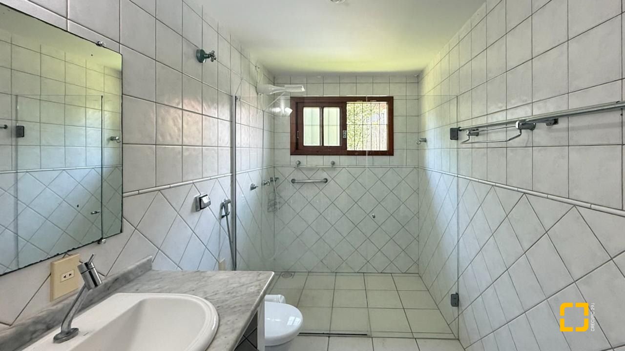 Casa com 271m², 5 quartos (sendo 1 suíte), 3 garagens, no bairro Campeche em Florianópolis