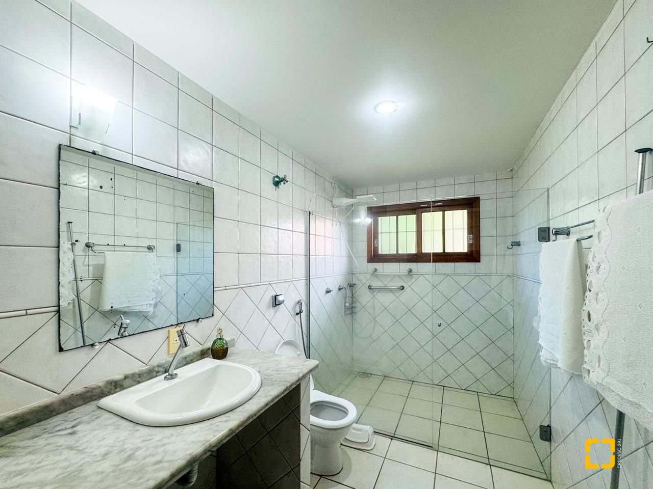 Casa com 271m², 5 quartos (sendo 1 suíte), 3 garagens, no bairro Campeche em Florianópolis