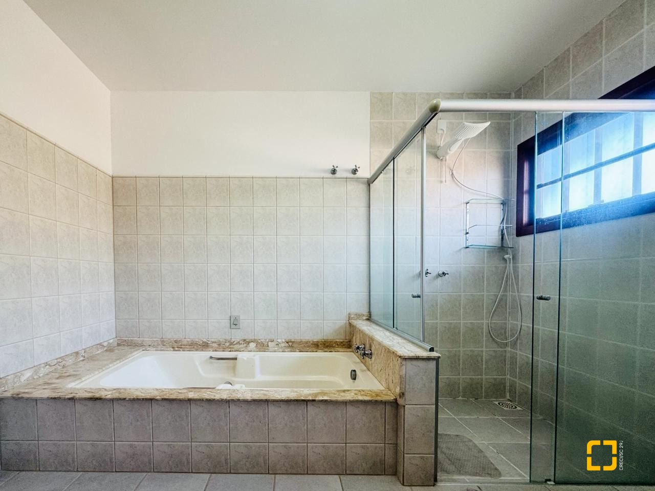 Casa com 271m², 5 quartos (sendo 1 suíte), 3 garagens, no bairro Campeche em Florianópolis