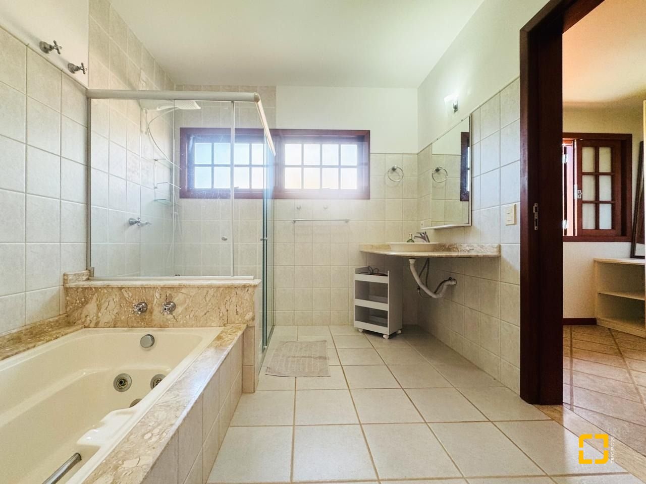 Casa com 271m², 5 quartos (sendo 1 suíte), 3 garagens, no bairro Campeche em Florianópolis