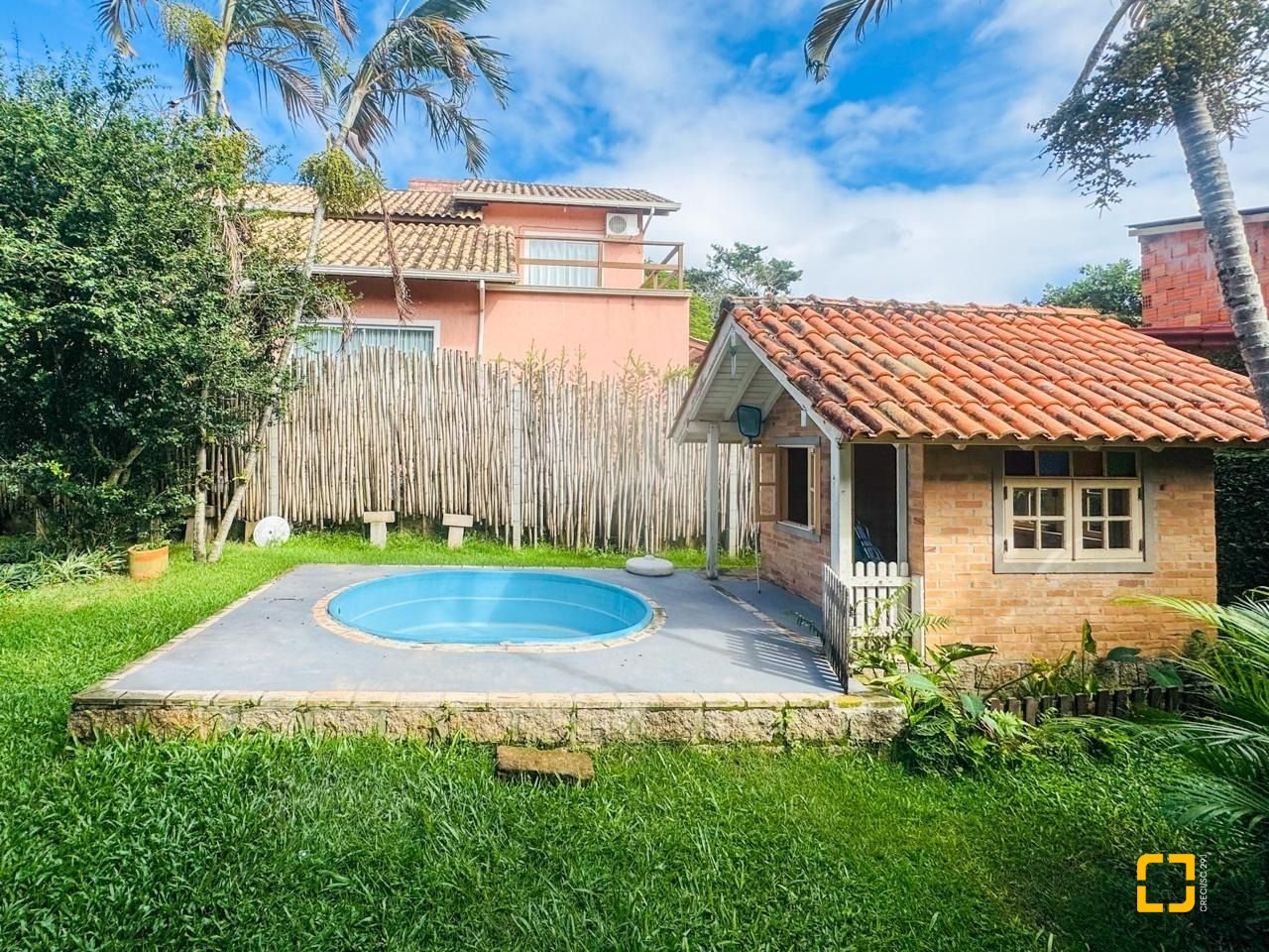 Casa com 271m², 5 quartos (sendo 1 suíte), 3 garagens, no bairro Campeche em Florianópolis