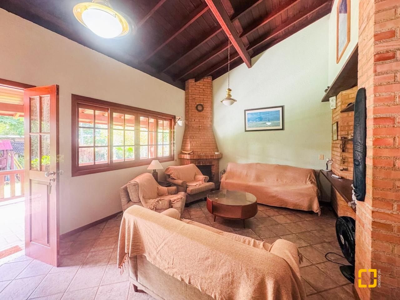 Casa com 271m², 5 quartos (sendo 1 suíte), 3 garagens, no bairro Campeche em Florianópolis