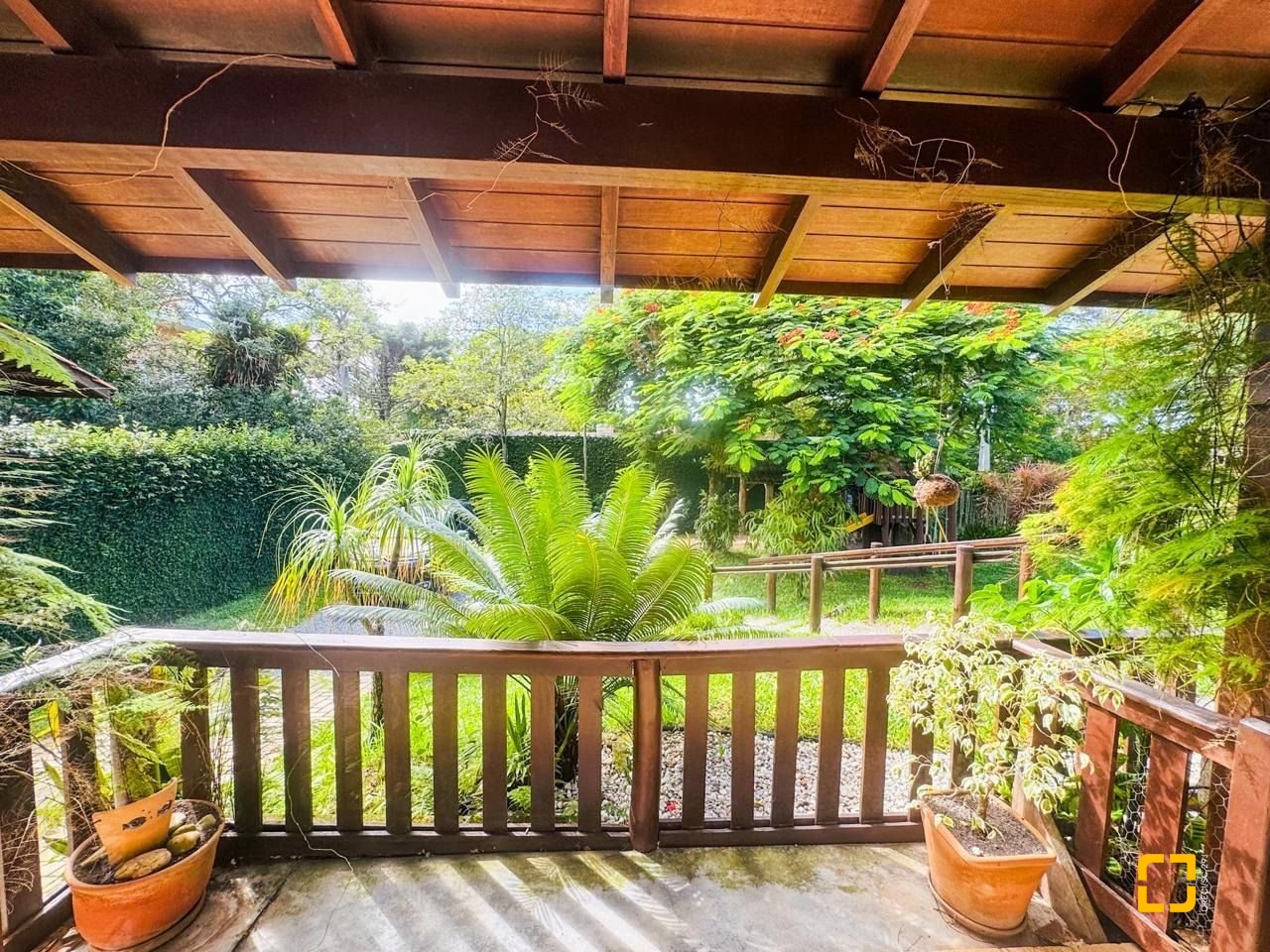 Casa com 271m², 5 quartos (sendo 1 suíte), 3 garagens, no bairro Campeche em Florianópolis