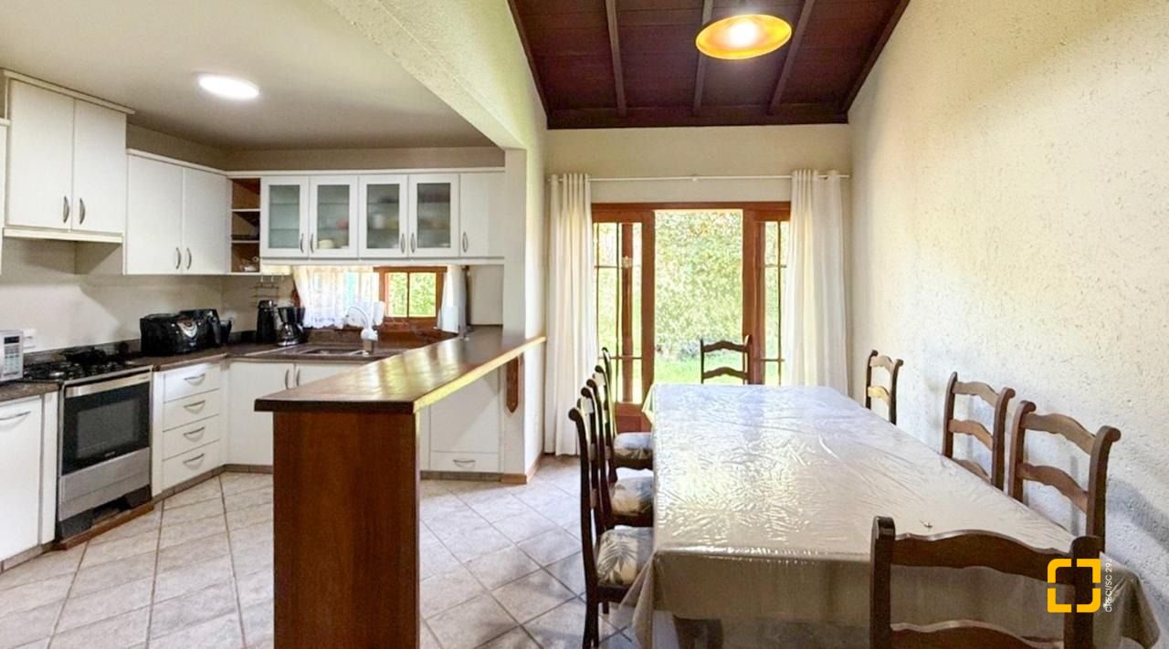 Casa com 271m², 5 quartos (sendo 1 suíte), 3 garagens, no bairro Campeche em Florianópolis
