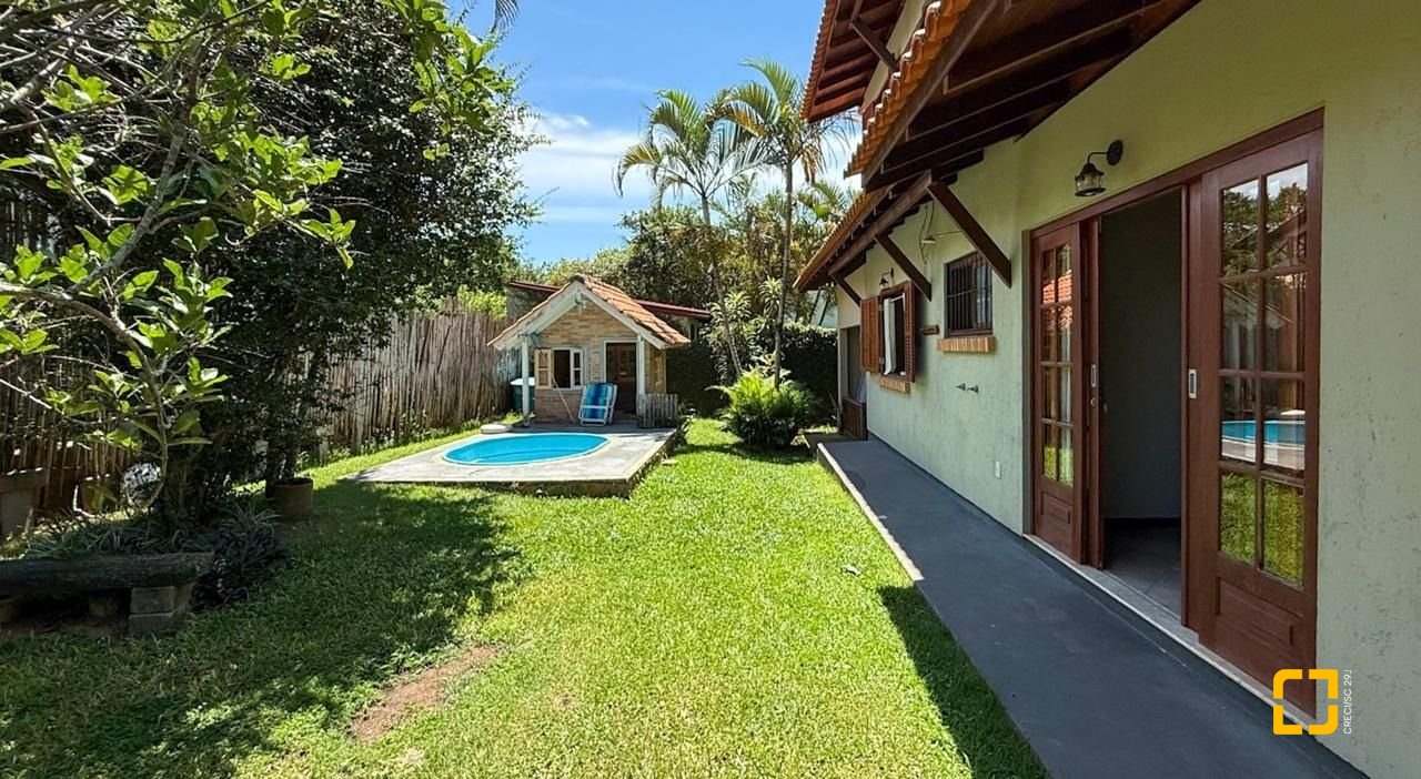 Casa com 271m², 5 quartos (sendo 1 suíte), 3 garagens, no bairro Campeche em Florianópolis
