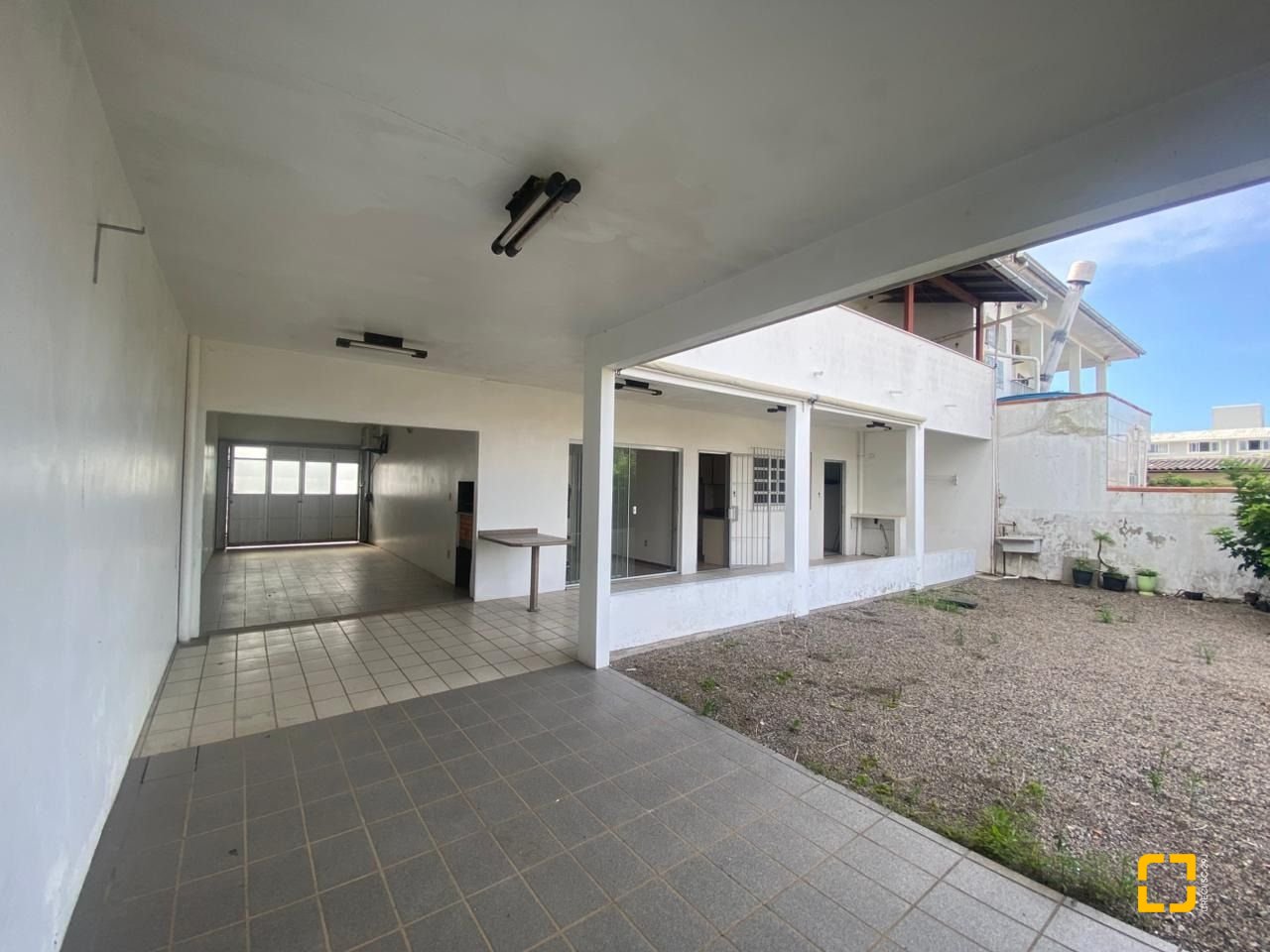 Casa com 192m², 4 quartos (sendo 1 suíte), 3 garagens, no bairro Jardim Atlântico em Florianópolis