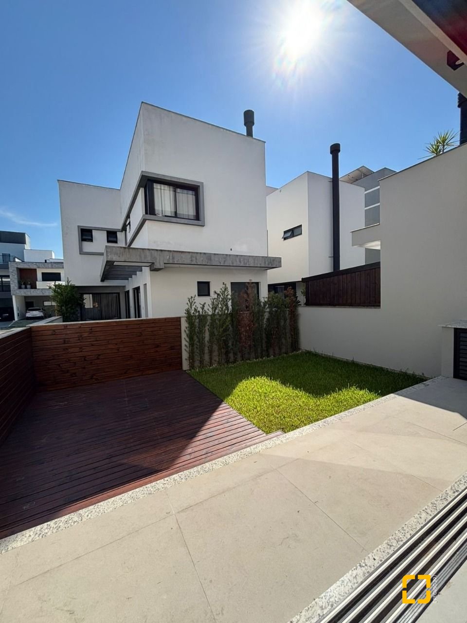 Casa de Condomínio com 176m², 4 quartos (sendo 1 suíte), 4 garagens, no bairro Beira Rio em Biguaçu