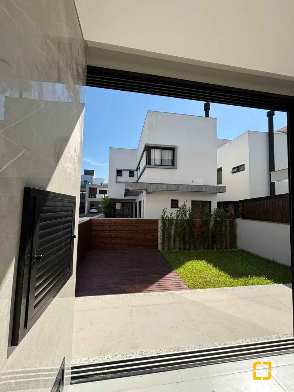 Casa de Condomínio com 176m², 4 quartos (sendo 1 suíte), 4 garagens, no bairro Beira Rio em Biguaçu