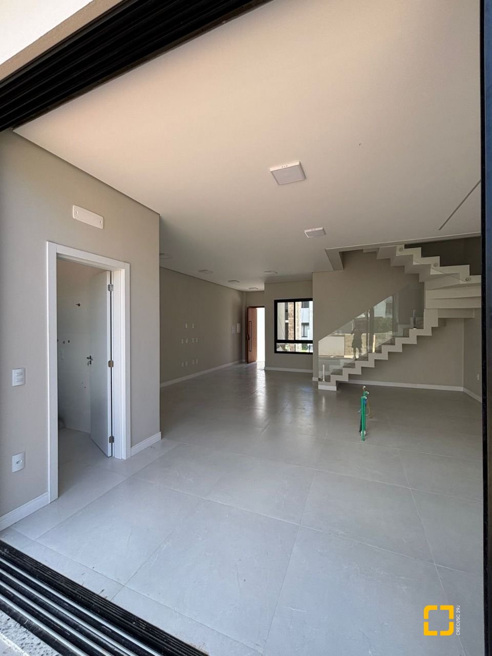 Casa de Condomínio com 176m², 4 quartos (sendo 1 suíte), 4 garagens, no bairro Beira Rio em Biguaçu