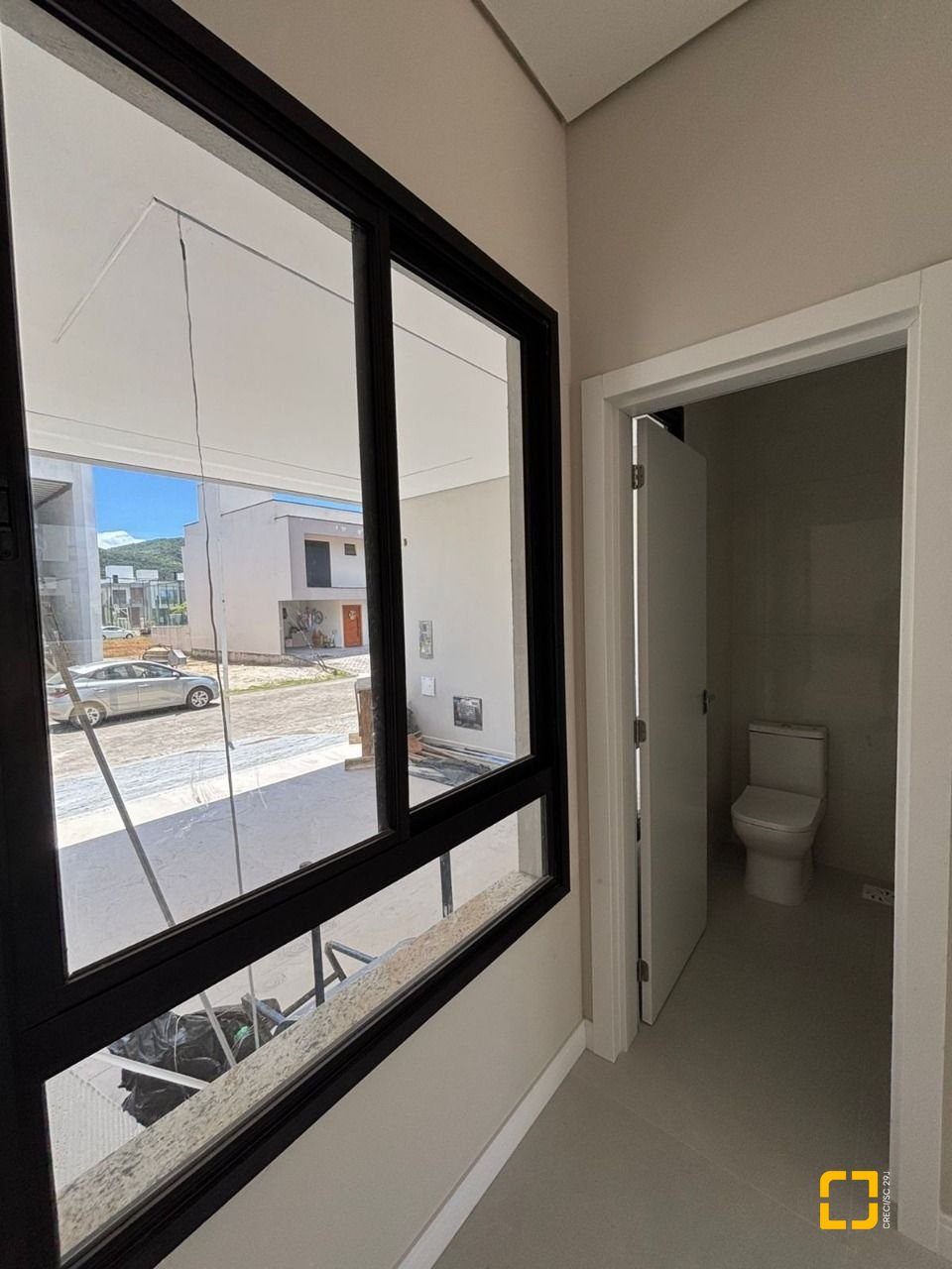 Casa de Condomínio com 176m², 4 quartos (sendo 1 suíte), 4 garagens, no bairro Beira Rio em Biguaçu