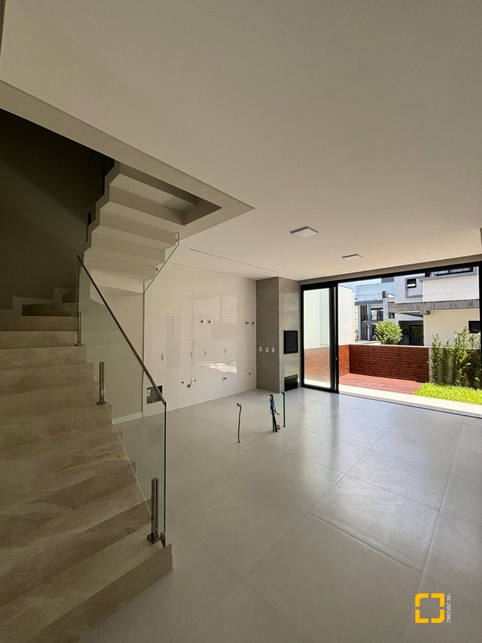 Casa de Condomínio com 176m², 3 quartos (sendo 1 suíte), 4 garagens, no bairro Beira Rio em Biguaçu