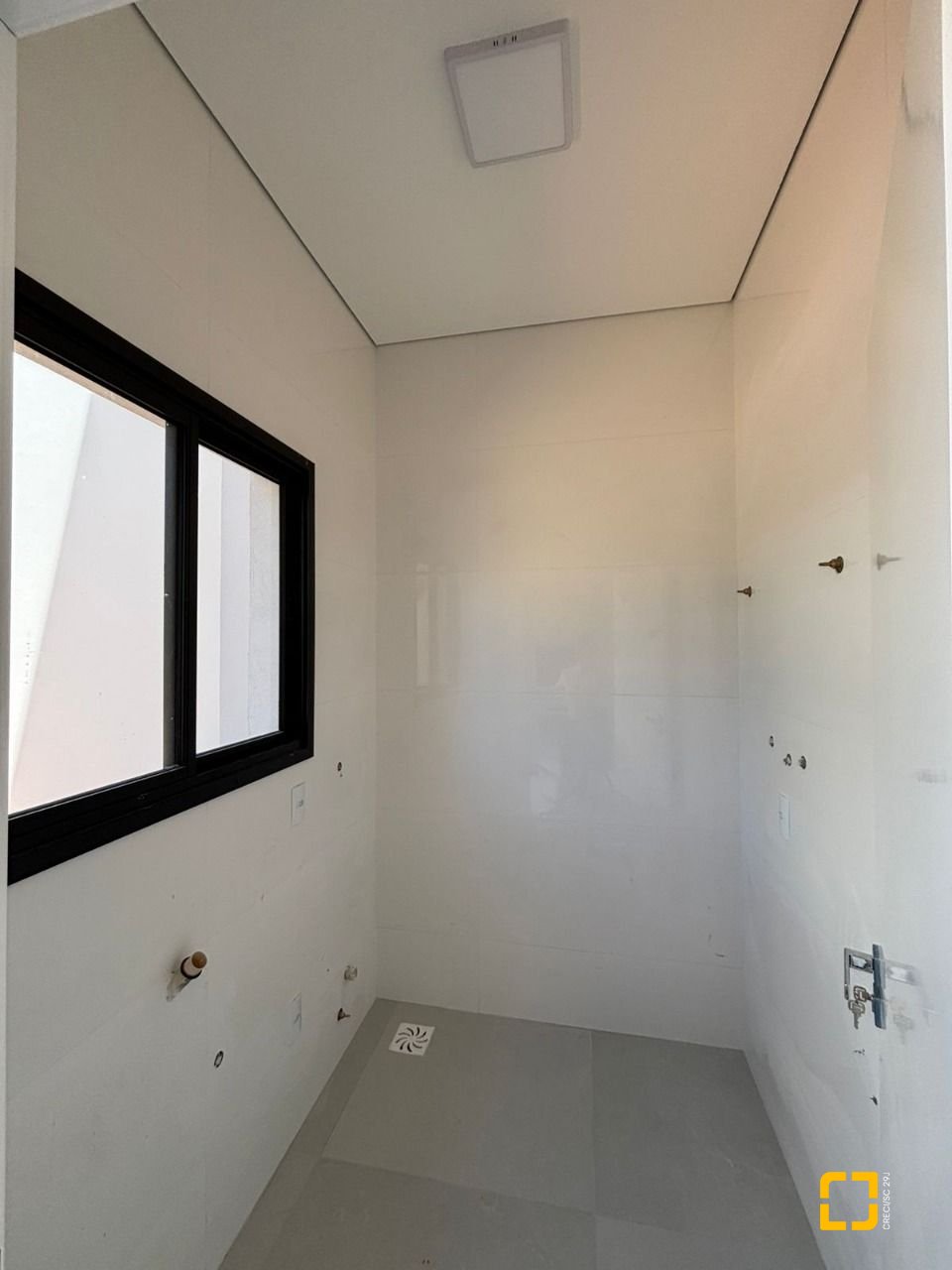 Casa de Condomínio com 176m², 3 quartos (sendo 1 suíte), 4 garagens, no bairro Beira Rio em Biguaçu