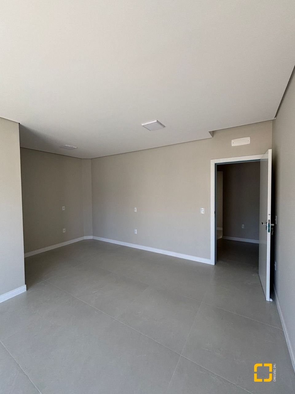 Casa de Condomínio com 176m², 3 quartos (sendo 1 suíte), 4 garagens, no bairro Beira Rio em Biguaçu