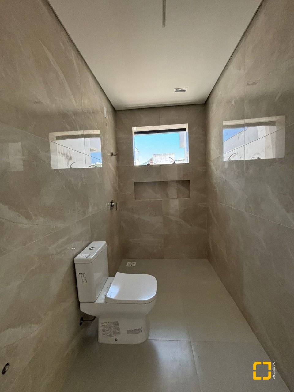 Casa de Condomínio com 176m², 3 quartos (sendo 1 suíte), 4 garagens, no bairro Beira Rio em Biguaçu