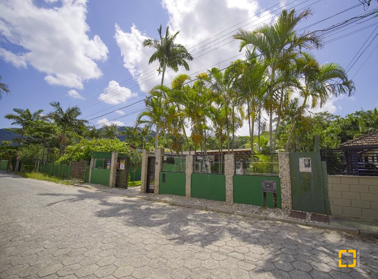 Casa com 313m², 5 quartos (sendo 2 suítes), 4 garagens, no bairro Rio Tavares em Florianópolis