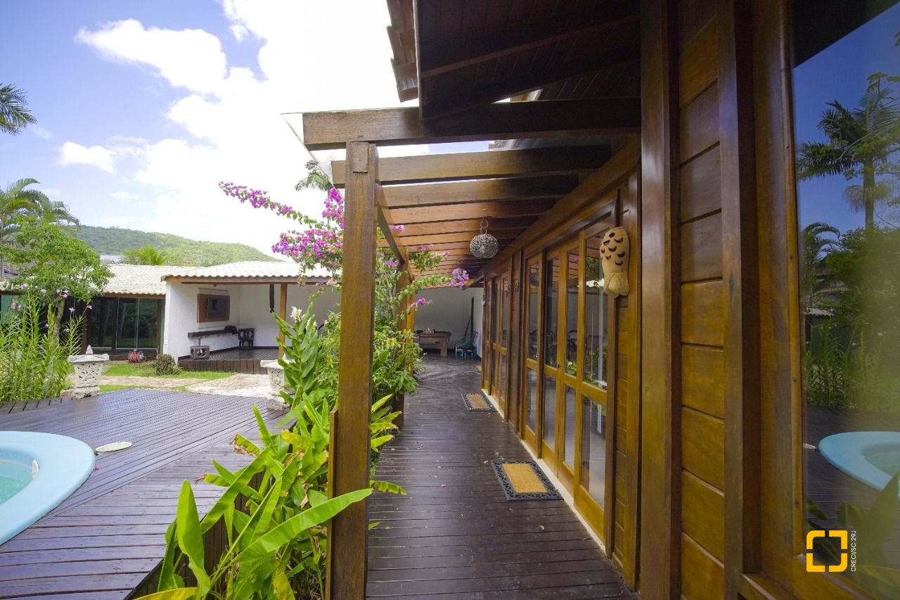 Casa com 313m², 5 quartos (sendo 2 suítes), 4 garagens, no bairro Rio Tavares em Florianópolis