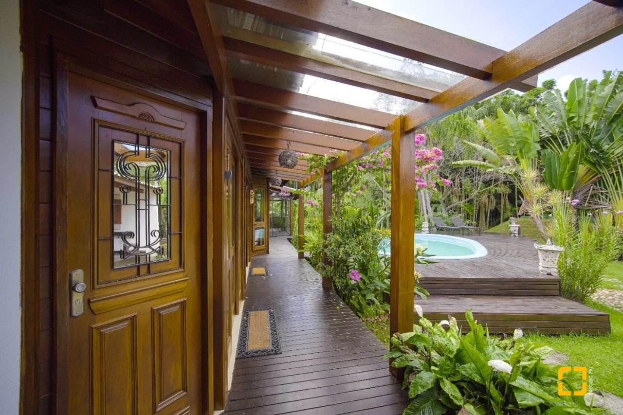 Casa com 313m², 5 quartos (sendo 2 suítes), 4 garagens, no bairro Rio Tavares em Florianópolis