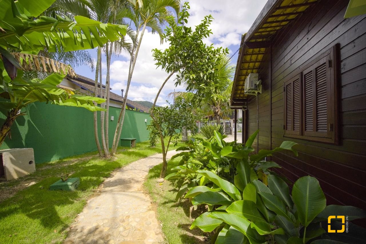 Casa com 313m², 5 quartos (sendo 2 suítes), 4 garagens, no bairro Rio Tavares em Florianópolis