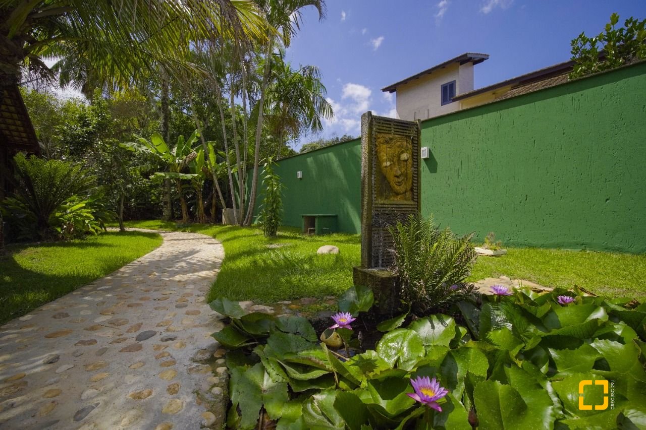 Casa com 313m², 5 quartos (sendo 2 suítes), 4 garagens, no bairro Rio Tavares em Florianópolis