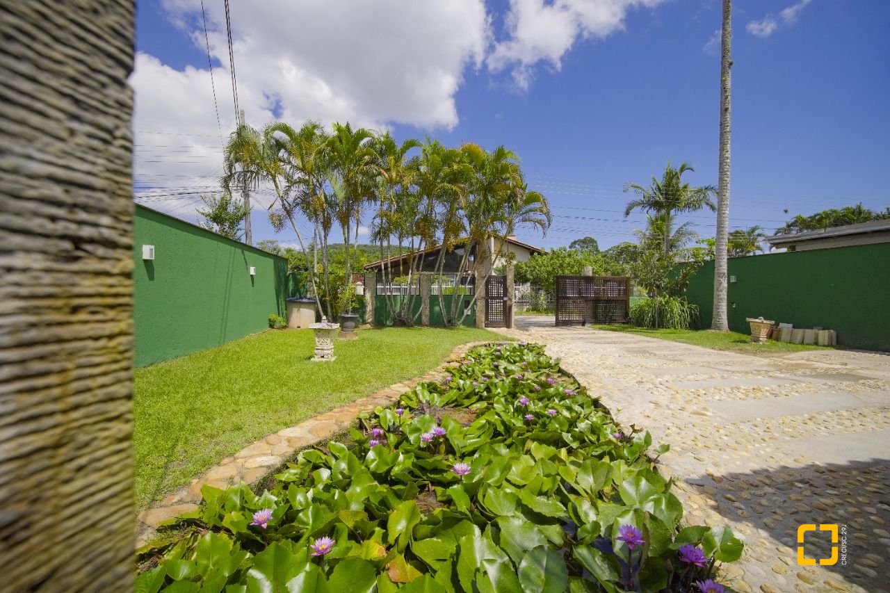 Casa com 313m², 5 quartos (sendo 2 suítes), 4 garagens, no bairro Rio Tavares em Florianópolis