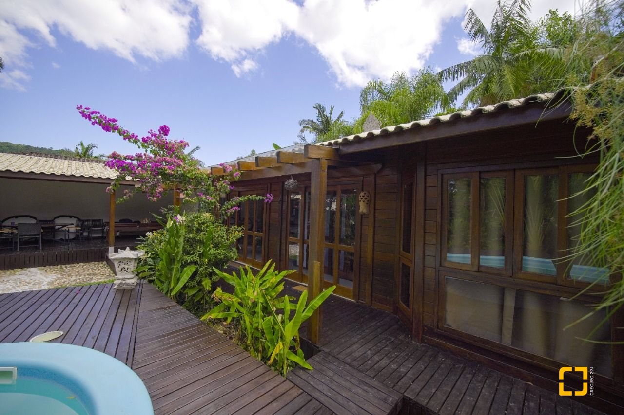 Casa com 313m², 5 quartos (sendo 2 suítes), 4 garagens, no bairro Rio Tavares em Florianópolis
