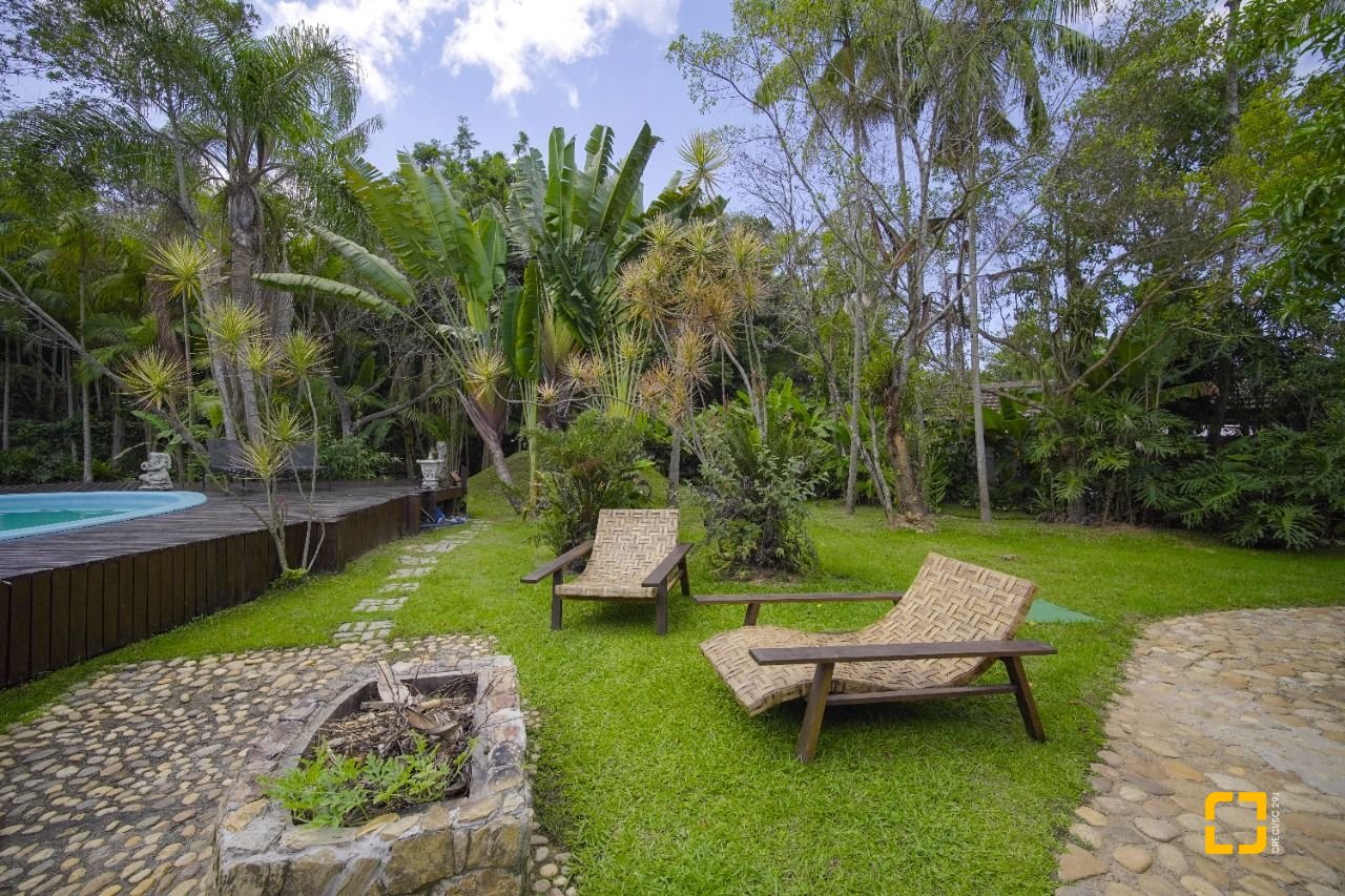 Casa com 313m², 5 quartos (sendo 2 suítes), 4 garagens, no bairro Rio Tavares em Florianópolis