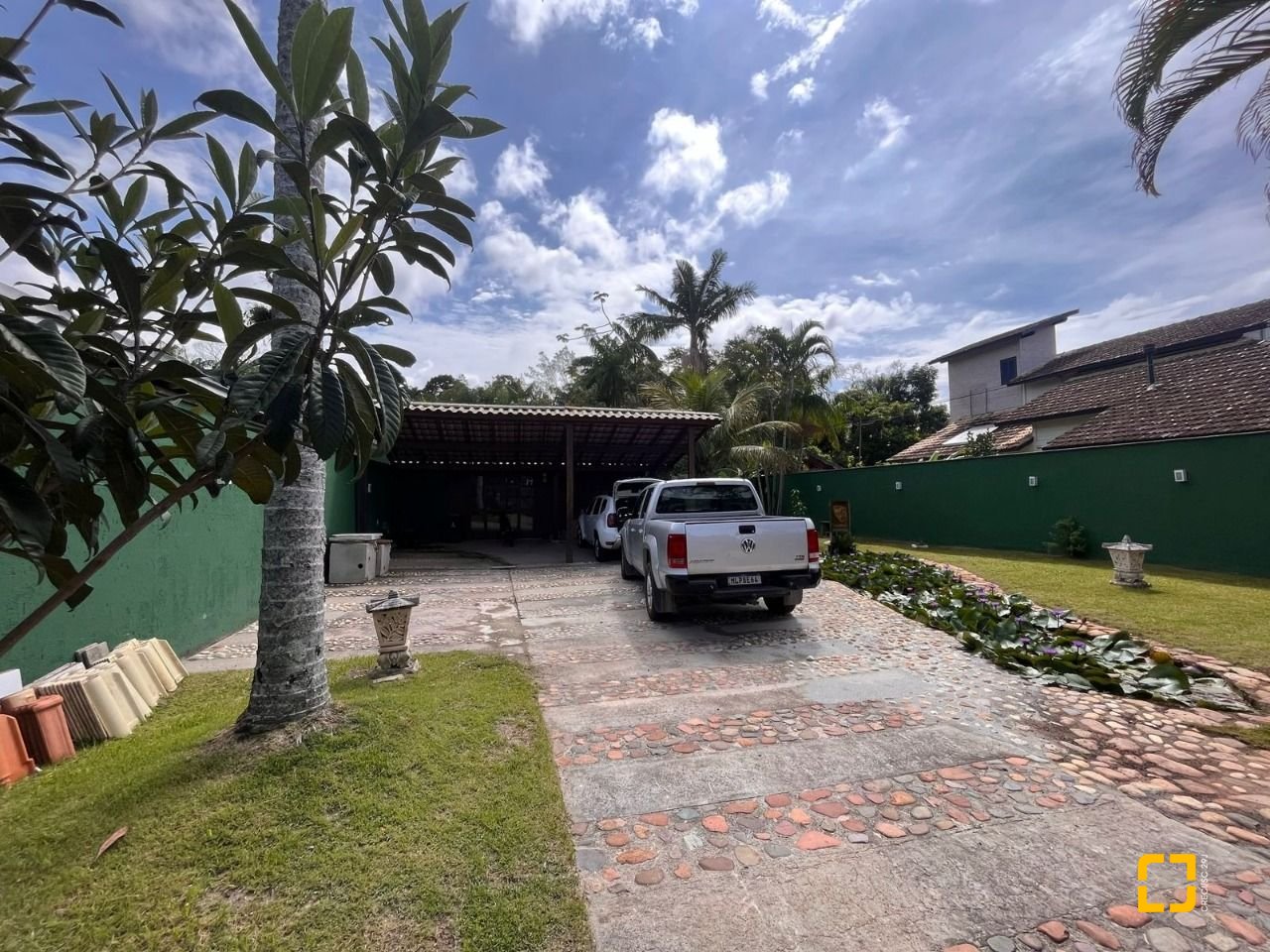 Casa com 313m², 5 quartos (sendo 2 suítes), 4 garagens, no bairro Rio Tavares em Florianópolis
