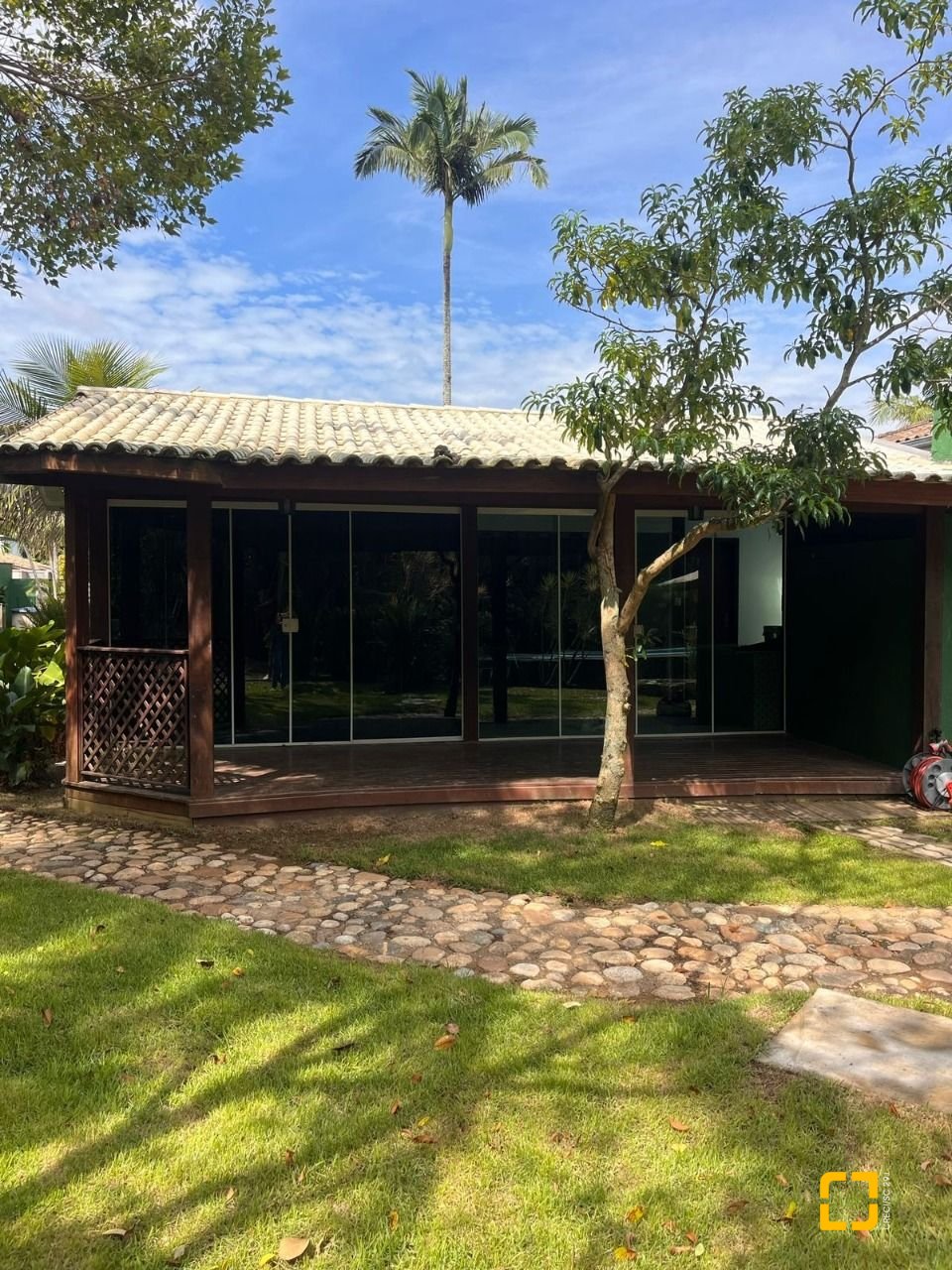 Casa com 313m², 5 quartos (sendo 2 suítes), 4 garagens, no bairro Rio Tavares em Florianópolis