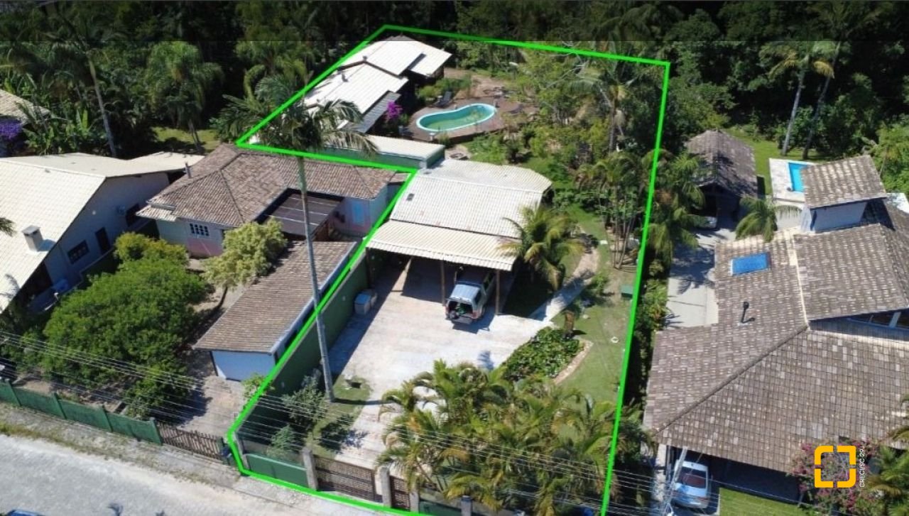 Casa com 313m², 5 quartos (sendo 2 suítes), 4 garagens, no bairro Rio Tavares em Florianópolis