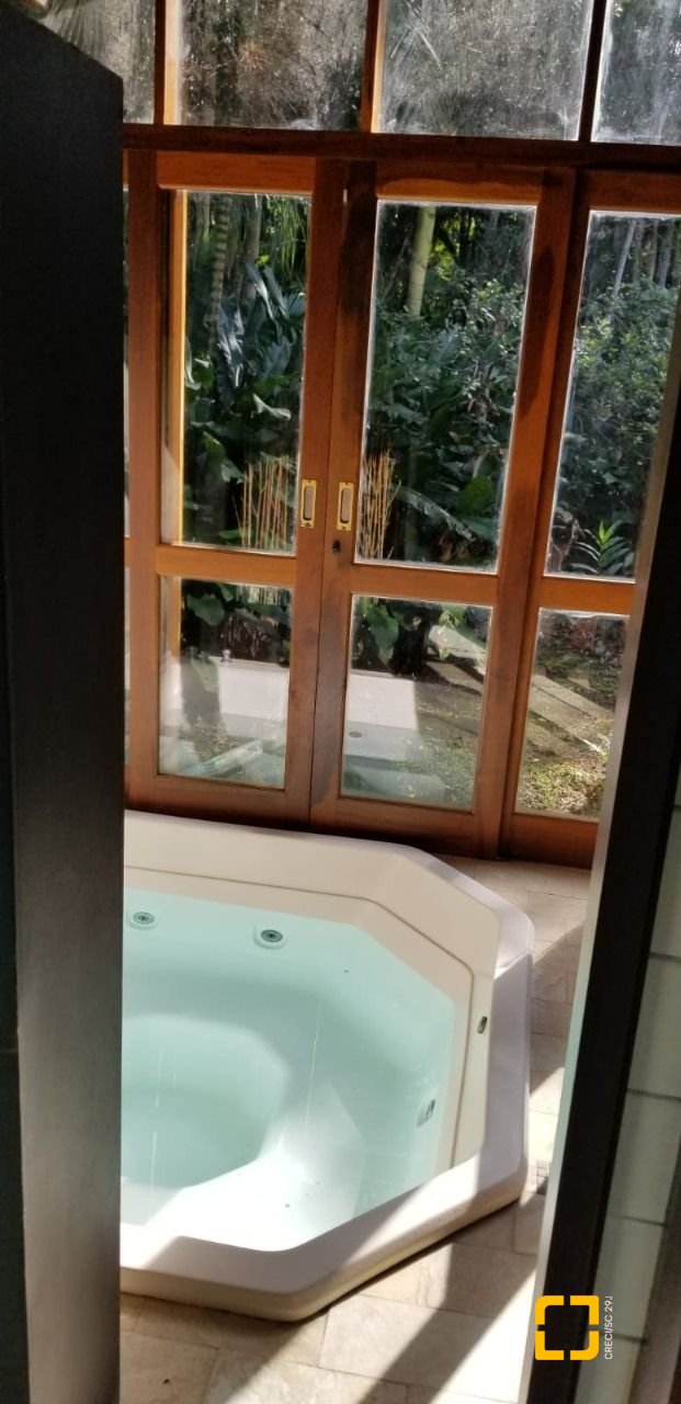 Casa com 313m², 5 quartos (sendo 2 suítes), 4 garagens, no bairro Rio Tavares em Florianópolis