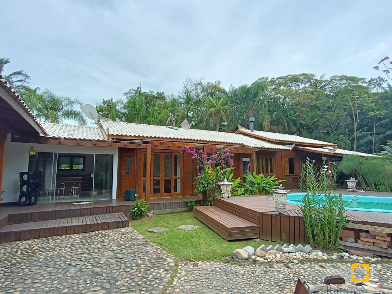 Casa com 313m², 5 quartos (sendo 2 suítes), 4 garagens, no bairro Rio Tavares em Florianópolis