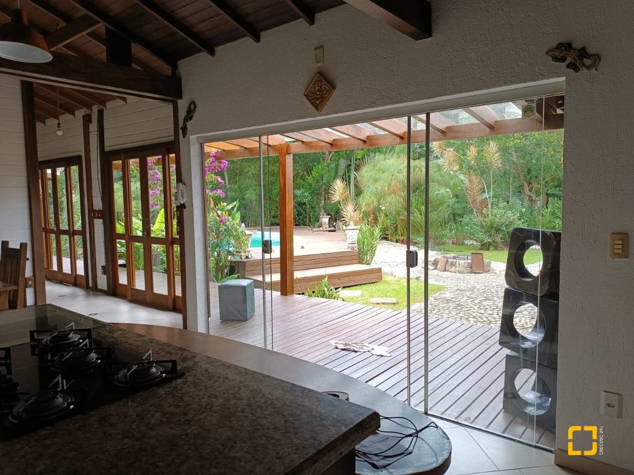 Casa com 313m², 5 quartos (sendo 2 suítes), 4 garagens, no bairro Rio Tavares em Florianópolis