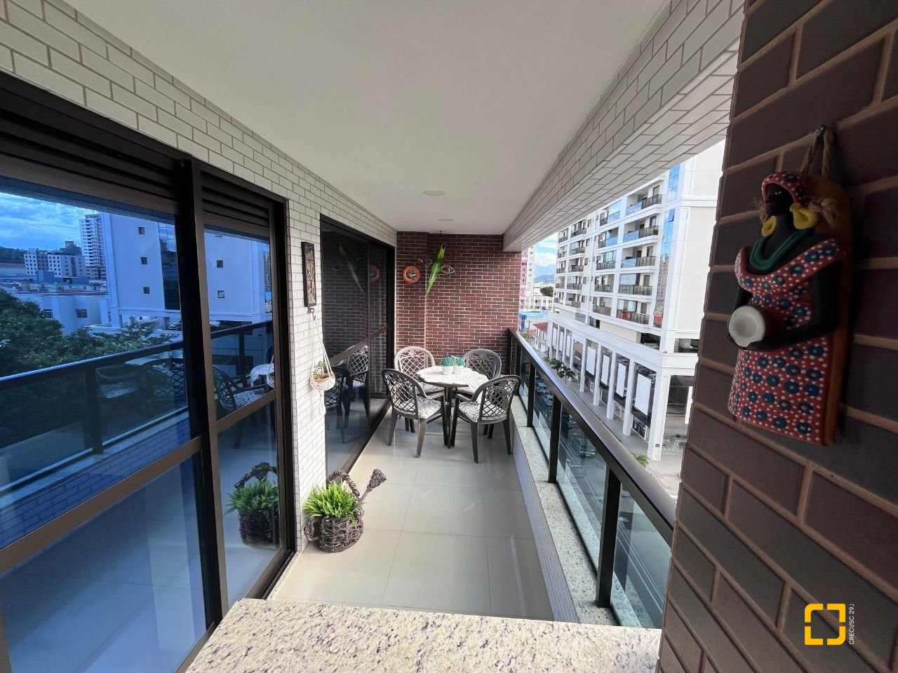 Apartamento com 116m², 6 quartos (sendo 3 suítes), 2 garagens, no bairro Kobrasol em São José