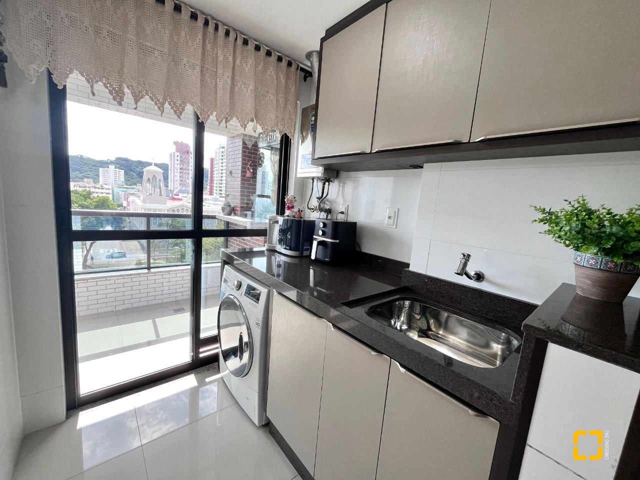 Apartamento com 116m², 6 quartos (sendo 3 suítes), 2 garagens, no bairro Kobrasol em São José