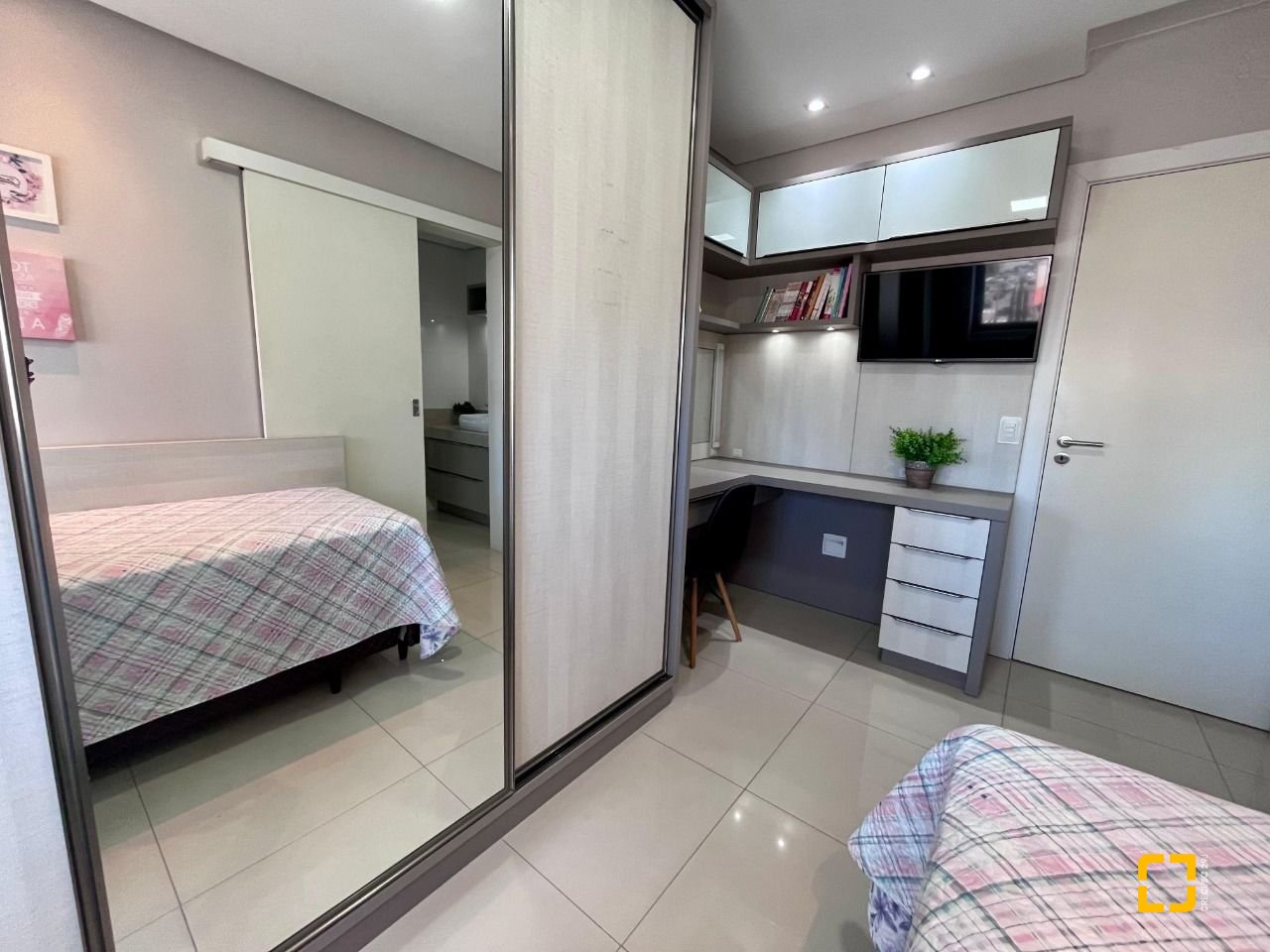 Apartamento com 116m², 6 quartos (sendo 3 suítes), 2 garagens, no bairro Kobrasol em São José