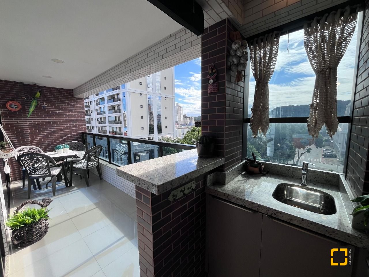 Apartamento com 116m², 6 quartos (sendo 3 suítes), 2 garagens, no bairro Kobrasol em São José