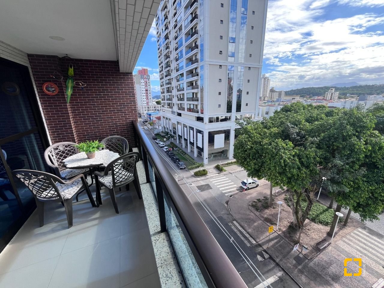 Apartamento com 116m², 6 quartos (sendo 3 suítes), 2 garagens, no bairro Kobrasol em São José
